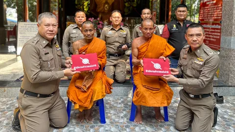 ผบ.ตร.มอบรางวัล พระกระโดดกำแพง 3 เมตร ช่วยแม่ค้า ยกย่องกล้าหาญ 