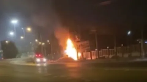 ไหม้สยอง เก๋งแหกโค้งคว่ำ-ไฟลุกท่วมคัน สลด หนุ่มคนขับสังเวย 1 ศพ