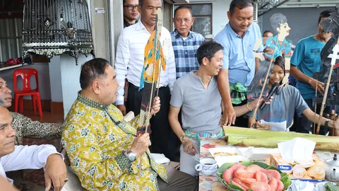 เลือกตั้ง 2566 : “ลุงป้อม” ลุยใต้ สวมเสื้อผ้าลายปาเต๊ะ อารมณ์ดี ร่วมเชิดหนังตะลุง (คลิป)