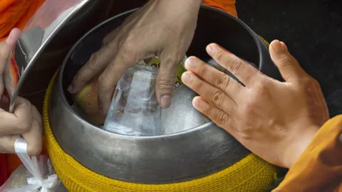 พระมาโปรด ช่วยหญิงสาวคลายทุกข์ รายได้น้อยลง แม่ชอบทำบุญ จนไม่มีจะกิน