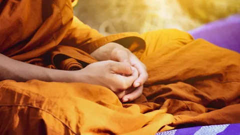 สะเทือนวงการผ้าเหลือง เพจดังแฉภาพ "พระสงฆ์" เล่นการพนันยามว่างในกุฏิวัด