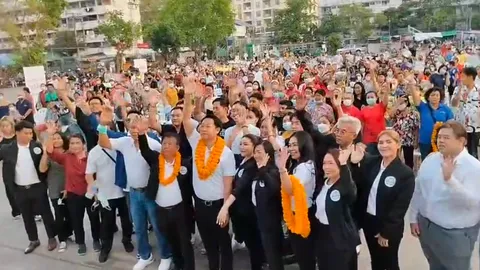 เลือกตั้ง 2566 : ชาวห้วยขวาง แห่ให้กำลังใจ "คริส โปตระนันทน์" พรรคเส้นด้าย