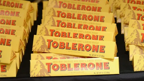 ช็อกโกแลต TOBLERONE ต้องเปลี่ยนรูปโลโก้ยอดเขาสวิส หลังย้ายฐานการผลิต