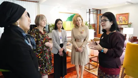 "สุดารัตน์" หารือ คณะทูต วันสตรีสากล ถูกยกย่องนักการเมืองหญิงตัวอย่าง