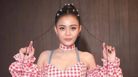 จังหวะมันได้ ลำไย ไหทองคำ เต้นอยู่บนเวที แต่โดนพัดลมเป่าจนกระโปรงเปิด (คลิป)