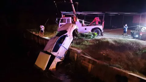 กระบะชนแล้วหนีทำหนุ่มจยย.สาหัส ไปแหกโค้งอัดกับการ์ดเรล พุ่งลงน้ำตายคาที่