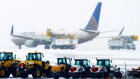 หนุ่มคลั่งไล่แทงพนง.ต้อนรับบนเครื่องบินยูไนเต็ดของสหรัฐฯ ก่อนจะขู่ฆ่าทุกคนบนเครื่อง (คลิป)