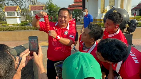 คนตาดีส่อง "เลขเด็ด" หางประทัด หลังวิ่งขึ้นเขา ถวายสักการะเสด็จเตี่ย
