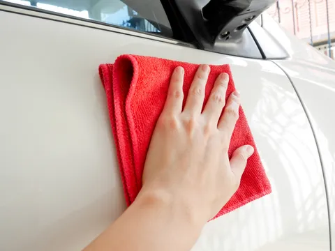 ผ้าเช็ดรถควรใช้แบบไหนดี ผ้าชามัวร์ vs ผ้าไมโครไฟเบอร์ ผ้าเช็ดรถไม่เป็นรอยขนแมว