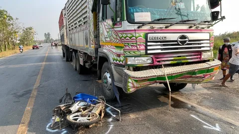 พ่วง 18 ล้อเบรกไม่ทัน เหยียบสาวขี่จยย.เละดับสยอง ไถลชนสามล้อสาหัส