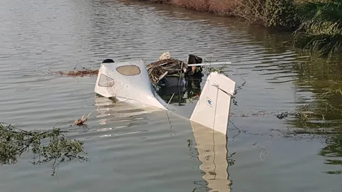 เครื่องบินตกบ่อกุ้งที่สมุทรสาคร ตาย 1 เจ็บ 1 ตร.คาดเครื่องยนต์ขัดข้อง