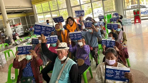 "แม่ใหญ่จิ๋ว" ลงพื้นที่อ้อนชาวระหาร ชูนโยบายขออาสาทำงานให้คนสุรินทร์