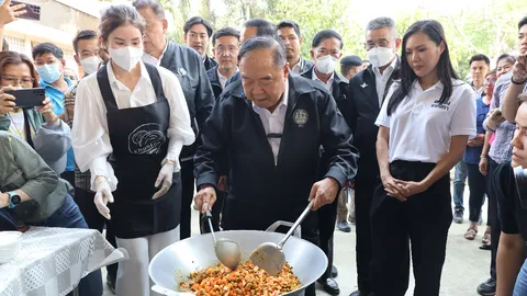 "ลุงป้อม" ลุยเมืองกรุงเก่าไหว้พระ-ไปสระบุรี ผัดไส้กะหรี่ปั๊บโชว์ (คลิป)