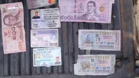 ลุง 56 ขี่รถตกน้ำตาย ในกระเป๋ามีลอตเตอรี่ 2 ใบ ไทยมุงตีเป็นเลขเด็ด 