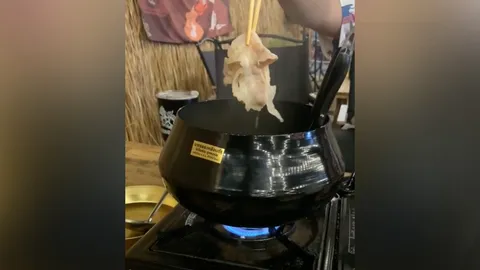 ถกสนั่นโซเชียล ดราม่าร้านชาบู ใช้ "บาตรพระ" ทำหม้อ ถามลั่นเหมาะสมหรือไม่