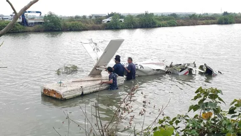 กู้ซากเครื่องบินตกบ่อกุ้ง คาดเครื่องขัดข้อง พยายามลงจอดฉุกเฉิน