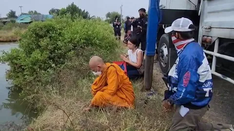 บรรดาศิษย์การบิน นิมนต์พระทำพิธีเชิญวิญญาณ "ครูกิจ" ที่จุดเครื่องบินตก