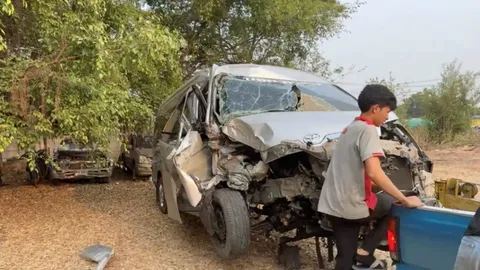 รถตู้ "คณะหมอลำใจเกินร้อย" เสียหลักชนต้นไม้ ระหว่างไปงานที่มหาสารคาม (คลิป)