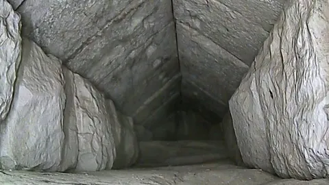 ขุดพบรูปปั้นสฟิงซ์ยิ้มมีลักยิ้มที่มหาพีระมิดในอียิปต์