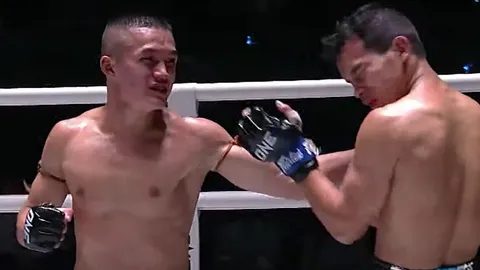 "ไม้ซางคำ" ซัด "นักชกเขมร" ร่วงยก 3 คว้าชัยศึกมวยไทย รุ่นแคตช์เวต