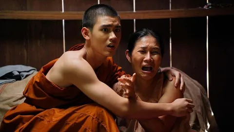 ผู้กำกับโพสต์ภาพเณรกอดแม่ในหนัง หุ่นพยนต์ ที่ถูกกองเซนเซอร์สั่งตัดออก