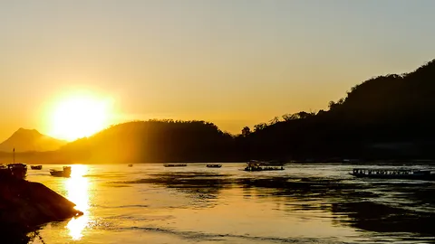 “อาทิตย์ตก” ที่ริมฝั่งโขง ของฝากจาก “หลวงพระบาง”