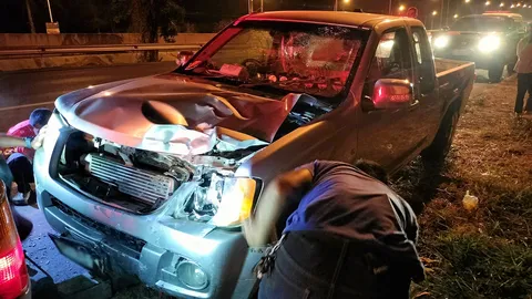 รถชน 3 ราย ด.ช.ตาย 5 ศพ อุบัติเหตุสุดสลด "กระบะเมา" ซิ่งขยี้ หกล้อ-พลิกควํ่า!