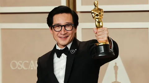 รู้จักประวัติ คี ฮุย ควน ที่หายหน้าไปเกือบ 40 ปี ก่อนคว้าออสการ์ 2023