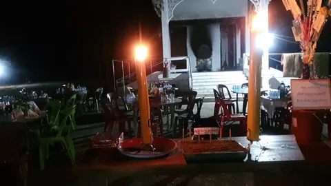 คอหวยจุดธูปขอ "เลขเด็ดงวดนี้" หลังทำพิธีล้างป่าช้า เลี้ยงโต๊ะจีนหมูกระทะผี (คลิป)