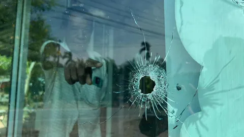 อุกอาจ ลูกซองยาวยิงถล่มร้านค้าที่ตรัง พรุน 36 รู มีแต่คนแก่กับเด็ก (คลิป)