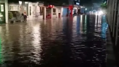 "พายุฝนถล่มเชียงใหม่" อ.เมืองอ่วม เจอลม-ลูกเห็บ ถนนจม-ข้าวของปลิวว่อน (คลิป)