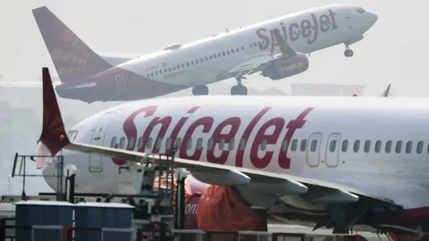 สั่งพักงานสองนักบินอินเดีย นั่งดื่มกาแฟสุดชิลพร้อมของว่างในห้องนักบิน 