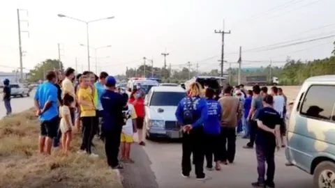 หนุ่มขับเบนซ์ พุ่งชน จยย.พ่วงข้าง-เหยียบซ้ำดับสลด ศพติดคาใต้ท้องรถ