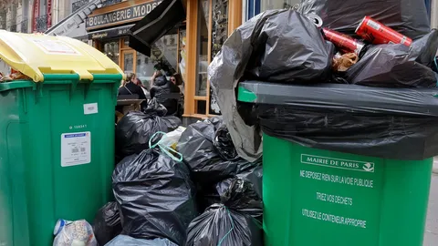 ฝรั่งเศสประท้วงต้านเพิ่มอายุเกษียณต่อเนื่อง ขยะ 10,000 ตันท่วมปารีส