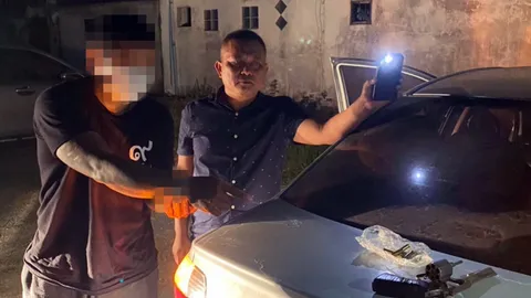 รวบแล้ว "หนุ่มปืนโหด" ยิงเพื่อนบ้านดับ สารภาพแค้นฝังใจย่องหาเมีย 