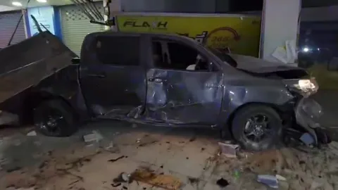 กระบะพุ่งชน จยย.แล้วเสียหลักพุ่งเข้าตึกแถวย่านถนนโรจนะบางปะอินเจ็บรวม 5