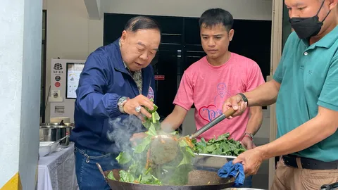 เลือกตั้ง 2566 : "ลุงป้อม" โชว์ เมนู "ผัดซีอิ๊ว" ก้าวข้ามความขัดแย้ง (คลิป)