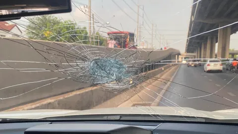 นาทีระทึก สาวเผยคลิปของขวัญจากทางด่วน วัตถุปริศนาร่วงใส่กระจกหน้ารถ