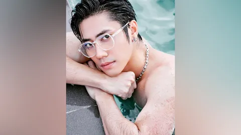 “แจม” เสิร์ฟลุคเท่ห์ๆ คูลๆ กับรูปเกยขอบสระ จนหนุ่ม “ฟิล์ม” ต้องไปคอมเมนต์