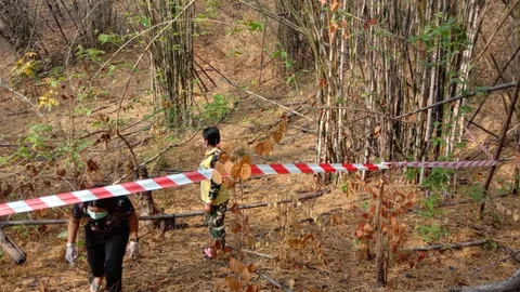 พบศพชายตายกลางป่า ใส่ชุดดำติดอาร์ม ตร. จนท.เร่งตรวจสอบ คาดเป็นคนพื้นที่