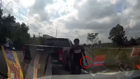 สาวร้องเสียงหลง กระบะหัวร้อน ขับปาด ชักปืนขู่กลางถนน คาดโมโหเก๋งแช่ขวา (คลิป)