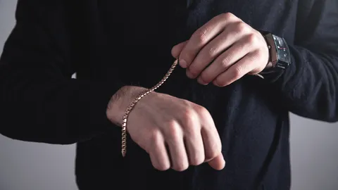 10 สร้อยข้อมือผู้ชายแบรนด์เนม 2023 ดีไซน์เท่ แมตช์ได้ทุกลุค