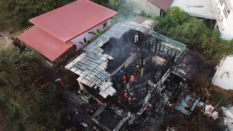 ไฟไหม้บ้านหลังใหญ่ ยายวัย 69 ป่วยอยู่คนเดียว ตายพร้อมสุนัข 4 ตัว  