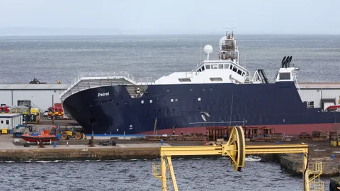 เรือวิจัยขนาด 3,000 ตัน ล้มที่ท่าเรือบกเมืองเอดินบะระ เจ็บ 35 ราย