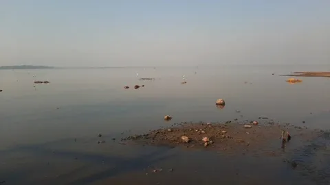 กว๊านพะเยาน้ำแห้งจนวิกฤติ ปลาขาดน้ำแห้งตายเกลื่อน ดินดอนโผล่ยาวกว่า 1 กม.