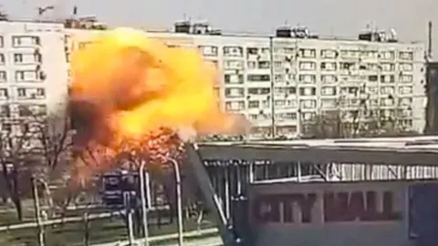 นาทีสะพรึง รัสเซียยิงมิสไซล์ถล่มอพาร์ตเมนต์ ในซาปอริชเชีย ตาย 1 (คลิป)