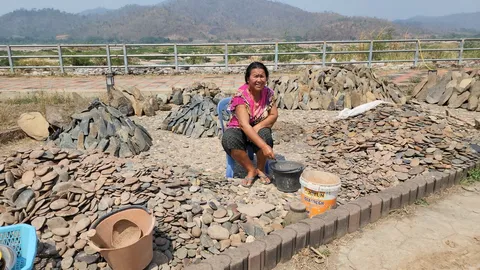 หน้าแล้งน้ำโขงแห้ง อ.ปากชม อนุญาตชาวบ้านเก็บหินเบี้ย หินกาบ ไปขายสร้างรายได้