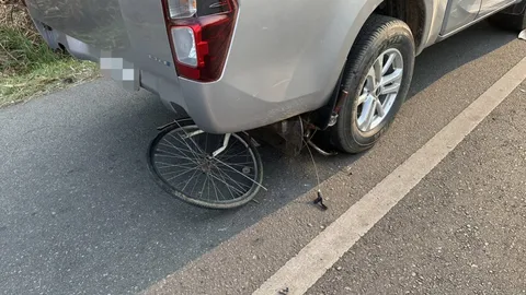 สลด จักรยานข้ามถนน ถูกรถชนมุดท้ายกระบะ จมกองเลือดเป็นศพคาถนน