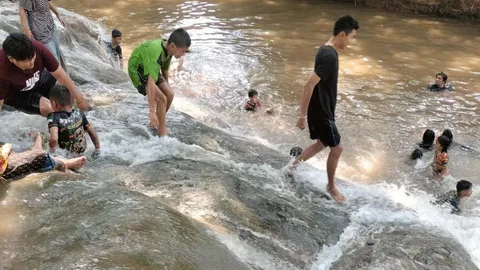 อุดรธานีอากาศร้อนจัด ชาวบ้านที่ อ.น้ำโสม แห่พาลูกหลานไปเล่นน้ำตกชะโนด