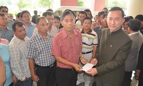 แนวร่วมแดงหลายจังหวัดยื่นชื่อถอดตุลาการศาล รธน.